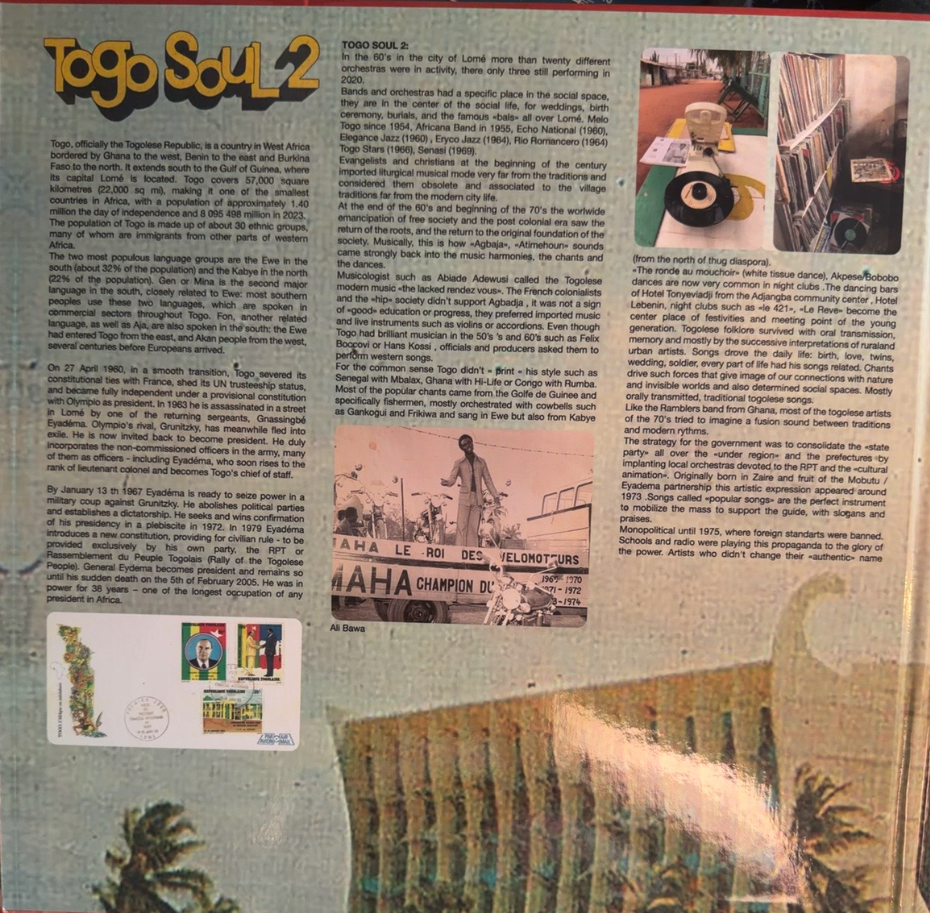Intérieur gauche de la pochette gatefold : texte documentaire sur le Togo et la scène musicale.