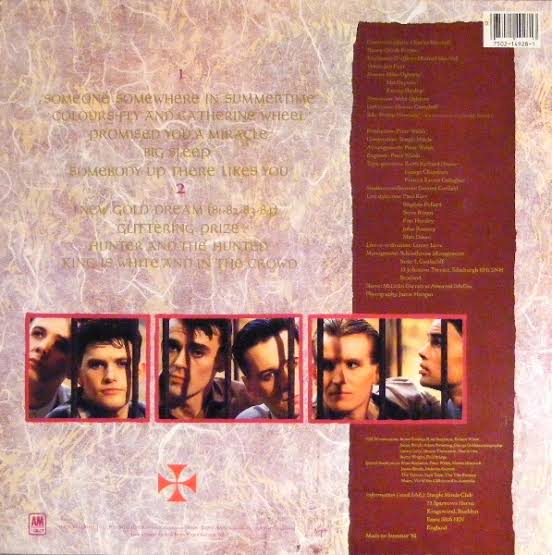 Verso fourni de New Gold Dream (81–82–83–84) : tracklist, crédits, portraits du groupe, logo A&M et code-barres de l’édition américaine.